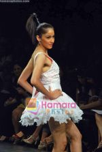 Model walk the ramp for Nishka and Neeta Lulla Show on Lakme Fashion Week Day1 on 18th Sep 2009 (41).JPG